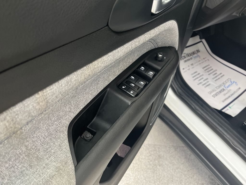 Used 2024 White Jeep Latitude image 10