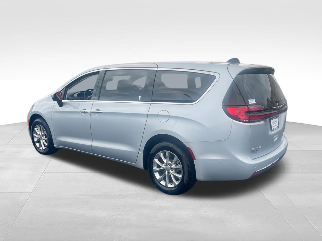 Used 2023 Silver Chrysler Touring L image 6
