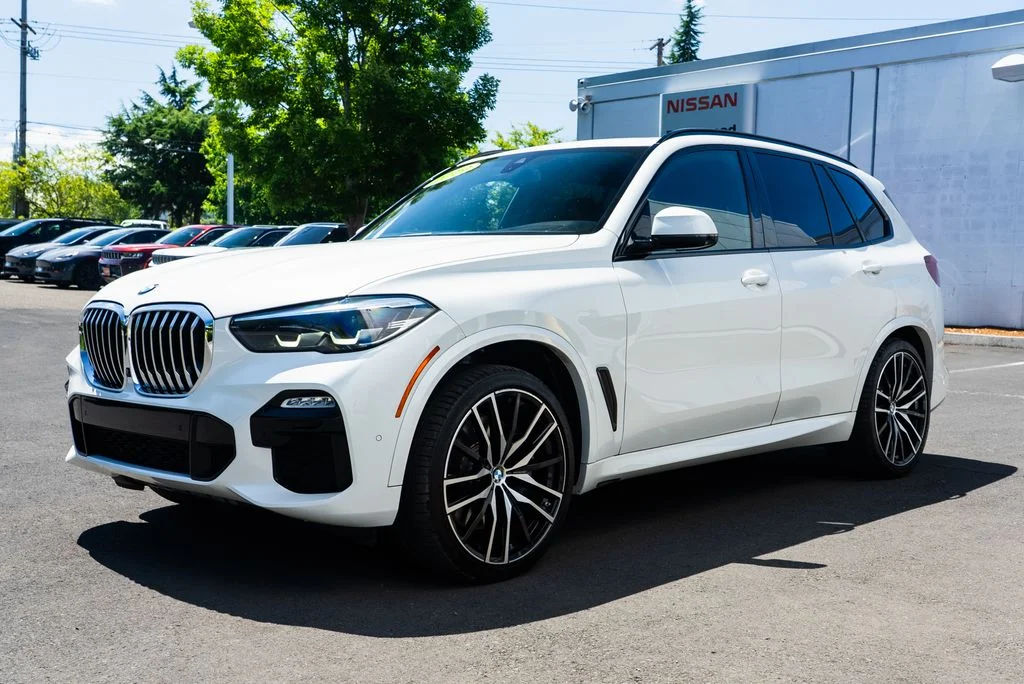 Used 2019 White BMW xDrive50i image 3
