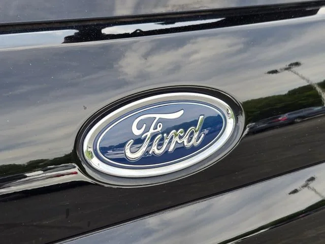 Used 2021 Black Ford SE image 17