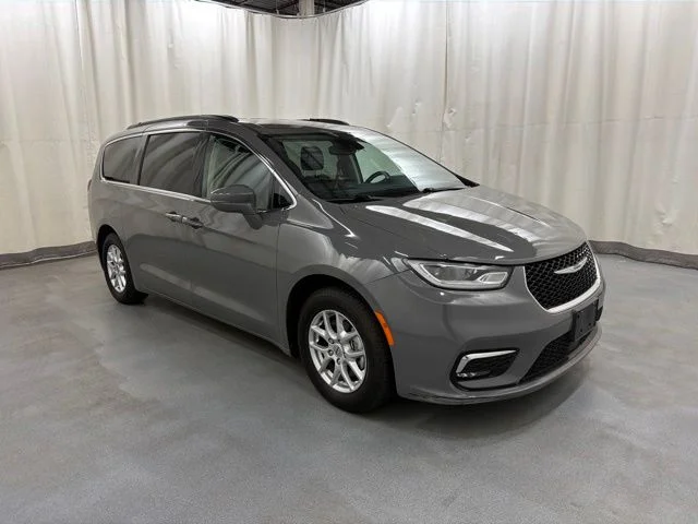 2022 Chrysler Pacifica Touring L's photo