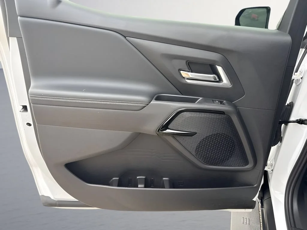Used 2026 Summit White Chevrolet LT - Extended Range image 31