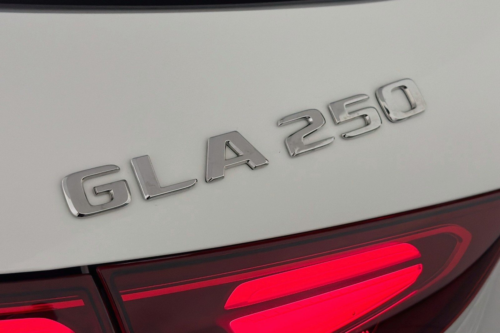 New 2026 Polar White Mercedes-Benz GLA 250 SUV image 8