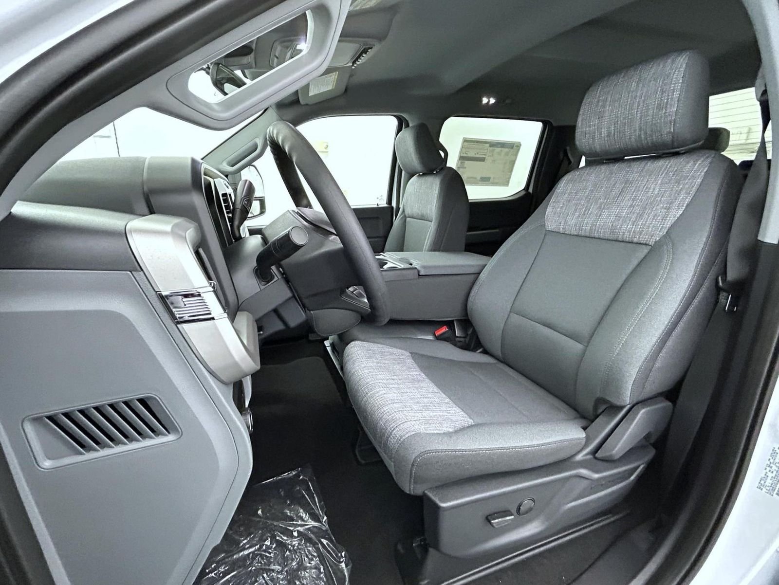 New 2026 Oxford White Ford XLT image 10