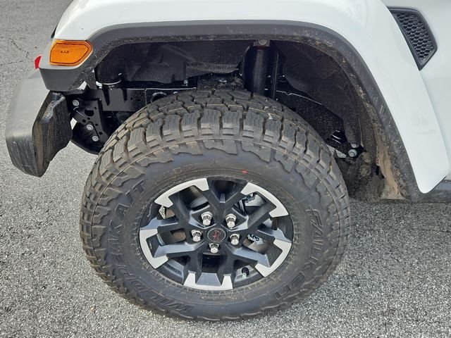 New 2026 Bright White Clear-Coat Exterior Paint Jeep Rubicon image 24