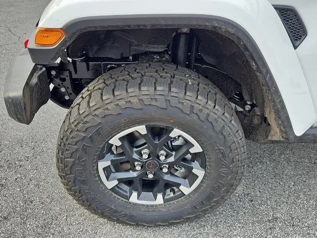 New 2026 Bright White Clear-Coat Exterior Paint Jeep Rubicon image 24