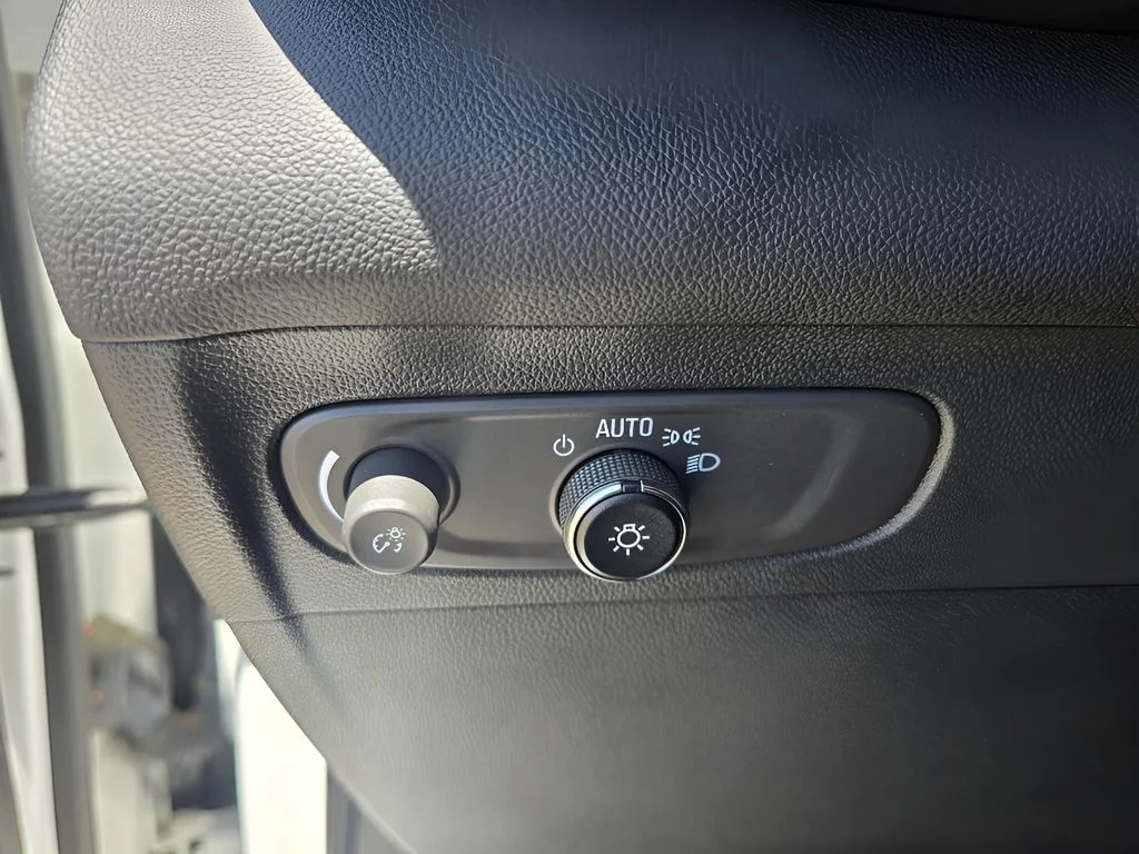 Used 2023 Summit White Buick Preferred image 21