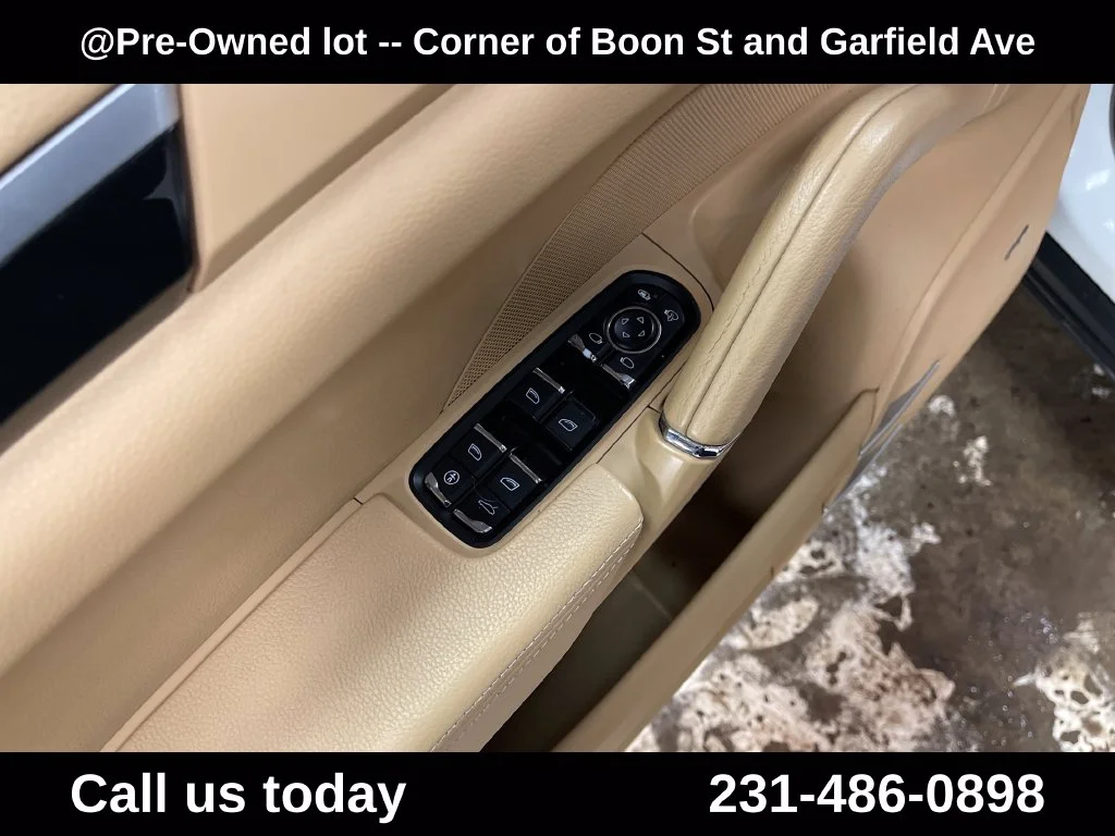 Used 2013  Porsche Diesel image 15