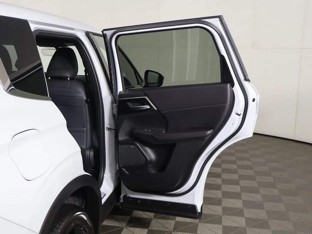 New 2027 White Mitsubishi LE image 22