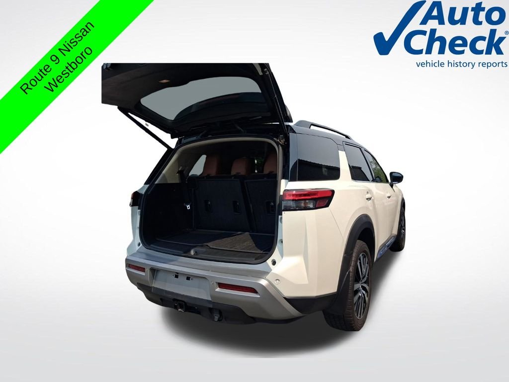 Used 2023 White Nissan Platinum image 8