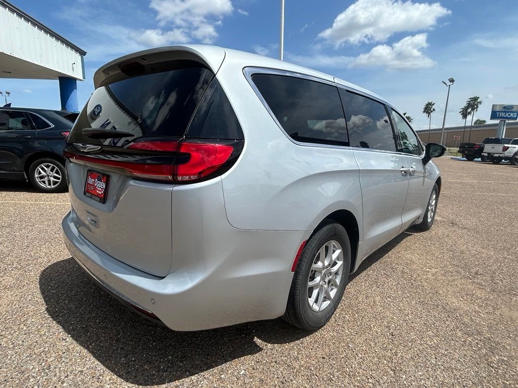 Used 2024 Silver Chrysler Touring L image 6