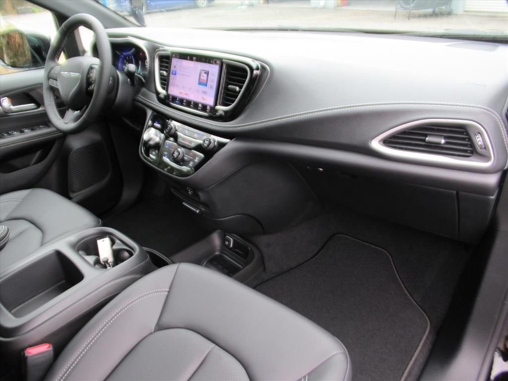 New 2026 Diamond Black Crystal Pearl-Coat Exterior Paint Chrysler Select image 11