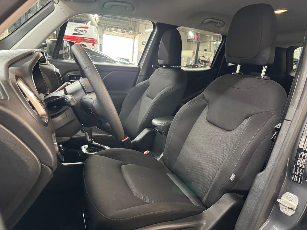 Used 2023 Gray Jeep Latitude image 17