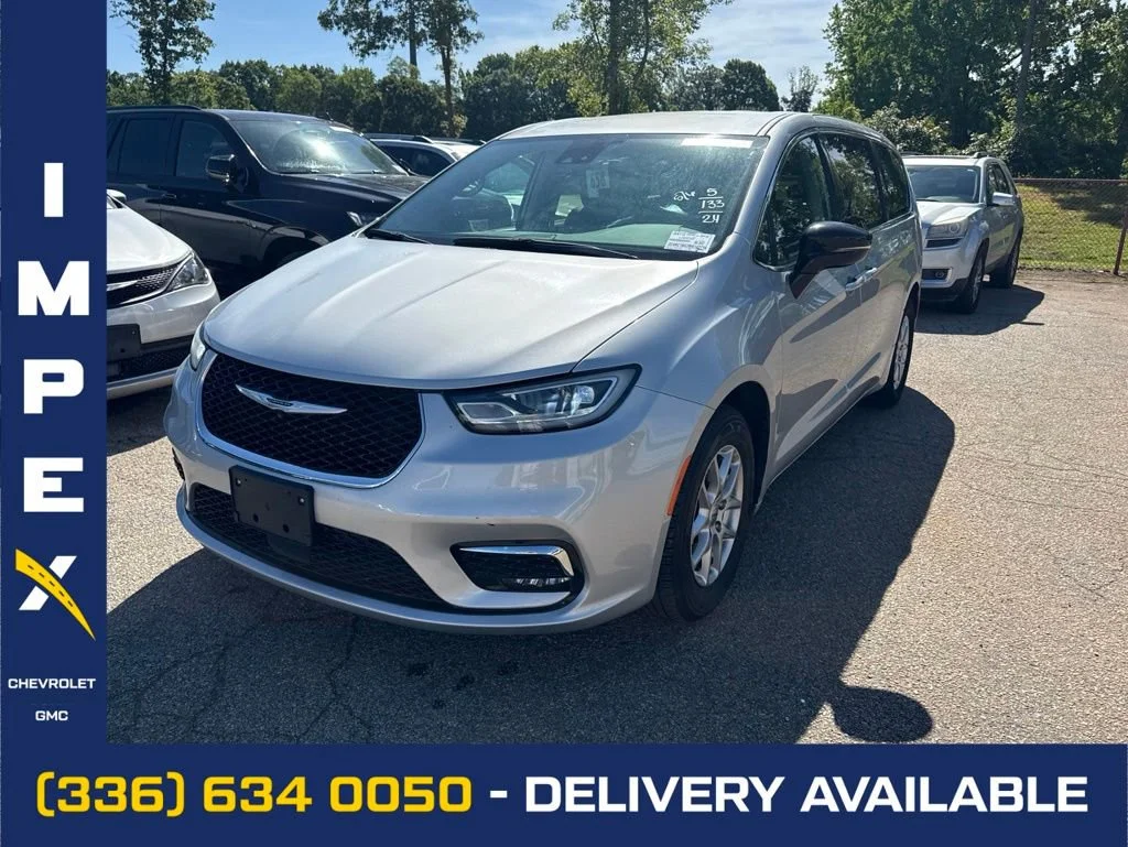 2024 Chrysler Pacifica Touring L's photo