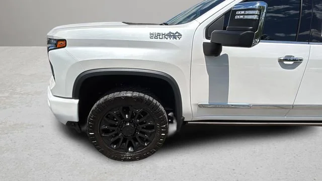 Used 2025 Iridescent Pearl Tricoat Chevrolet High Country image 36