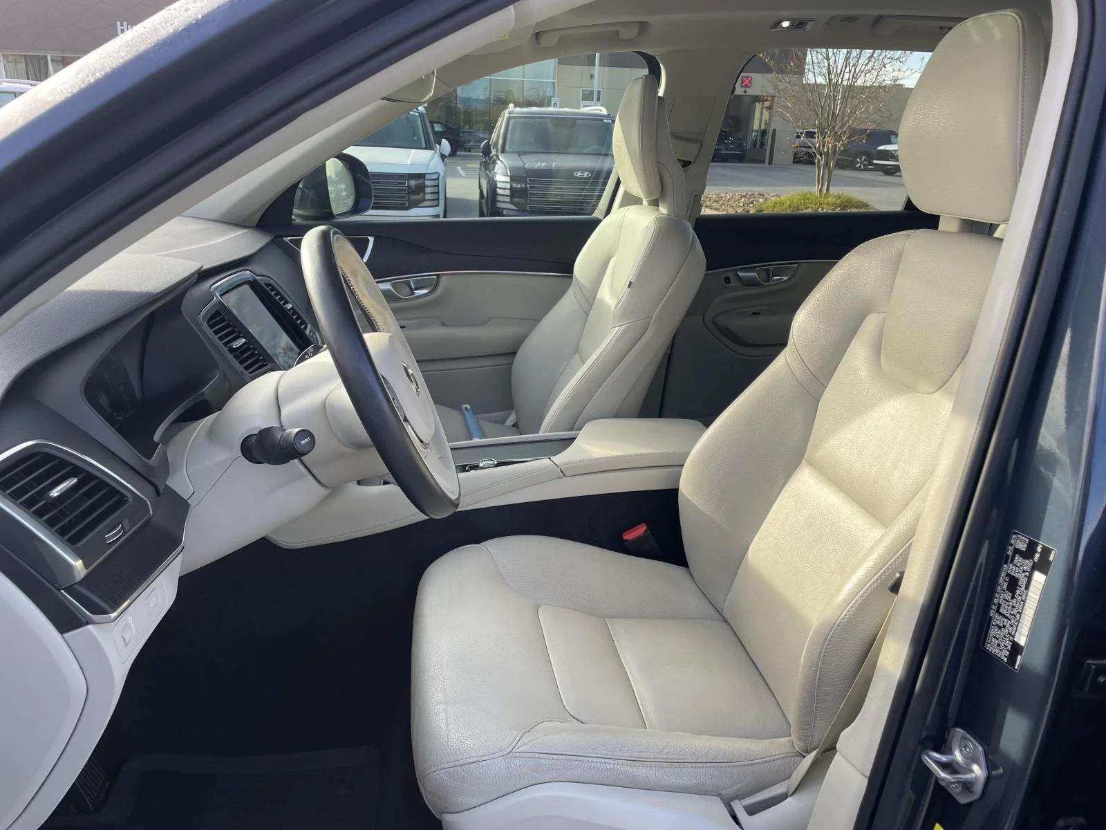 Used 2020 Denim Blue Metallic Volvo Momentum image 8