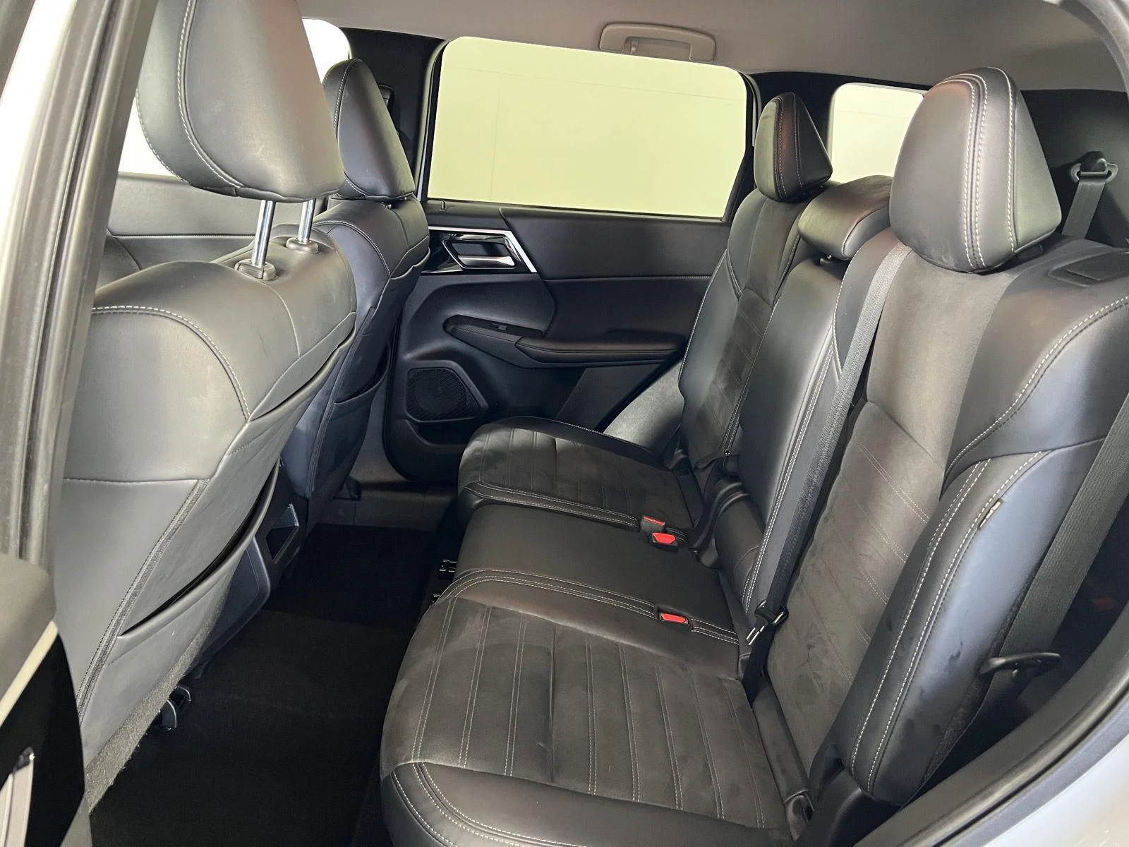 Used 2023 White Diamond Mitsubishi SE image 27