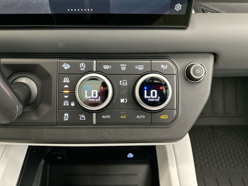 Used 2025 Tasman Blue Metallic Land Rover S image 12