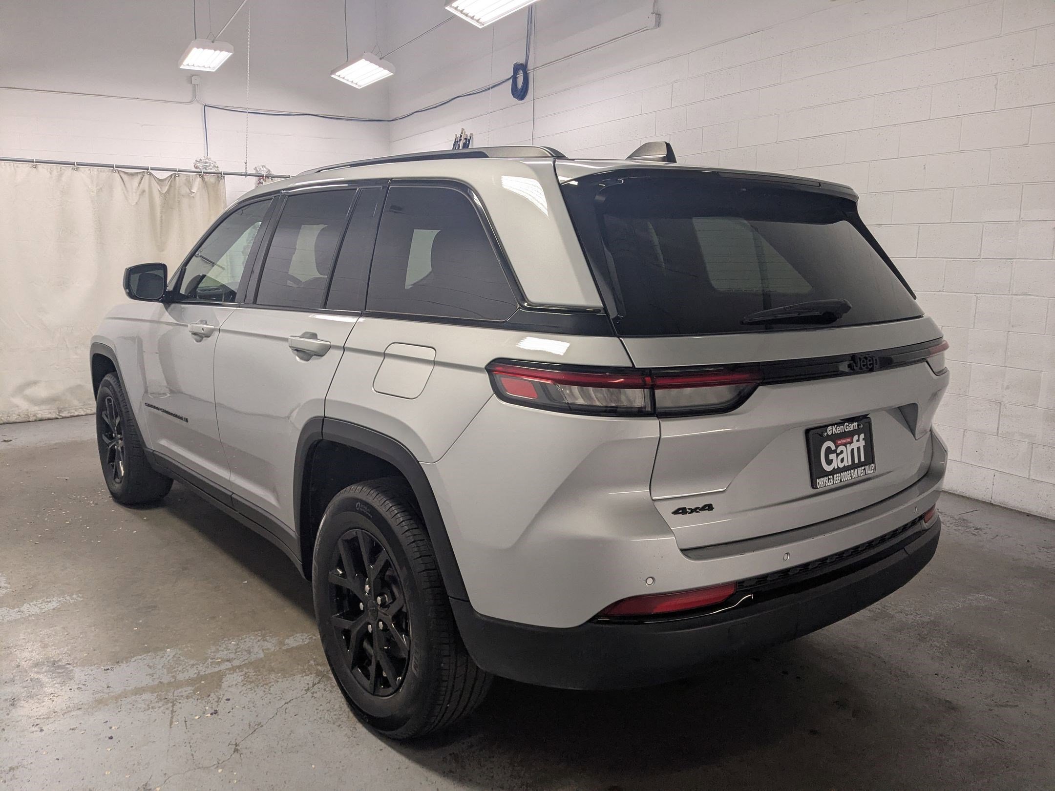 Certified Used 2024 Silver Zynith Jeep Altitude image 7