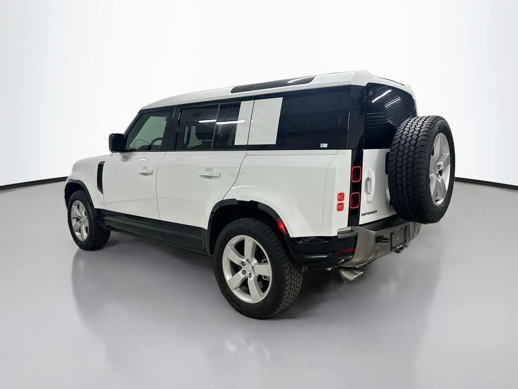 Certified Used 2025 Fuji White Land Rover X-Dynamic SE image 3