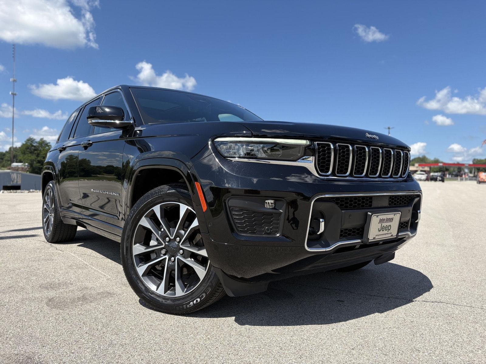Used 2022 Diamond Black Crystal Pearlcoat Jeep Overland image 2
