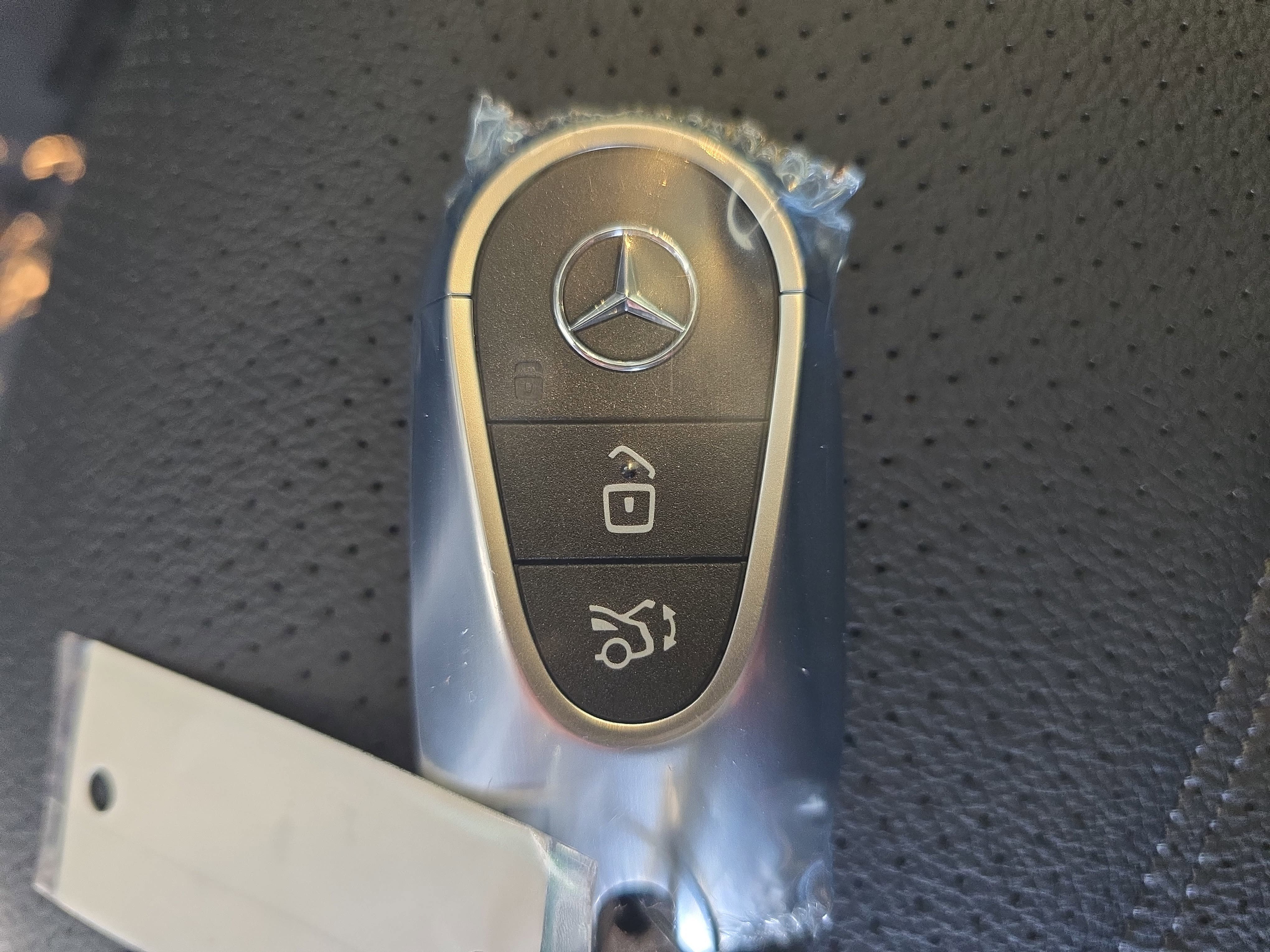 New 2026 Graphite Grey Metallic Mercedes-Benz GLC300 image 36