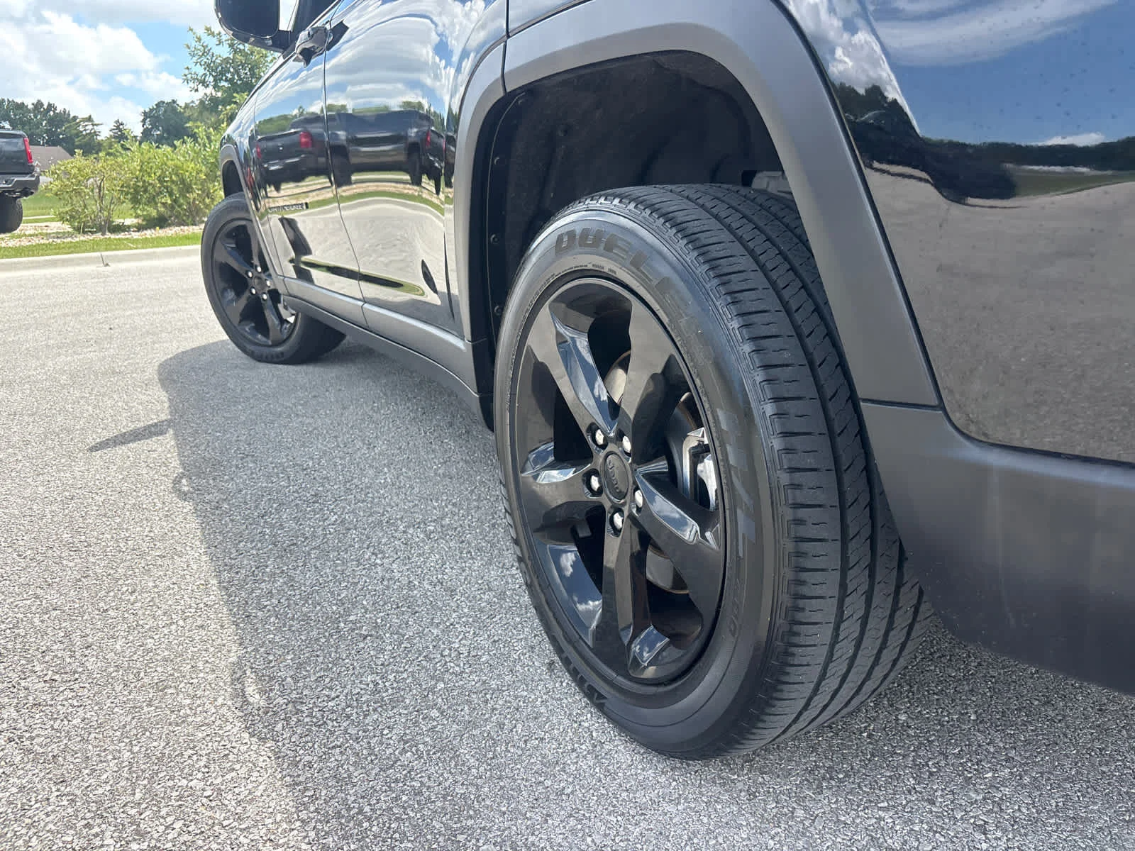 Used 2023 Diamond Black Crystal Pearlcoat Jeep Altitude X image 7
