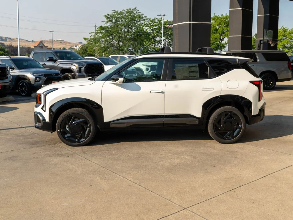 New 2027 Snow White Pearl Kia X-Line SX image 4