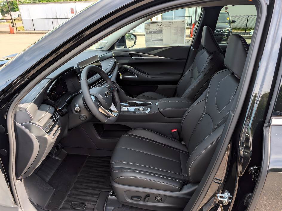 Certified Used 2026 Mineral Black INFINITI LUXE image 11