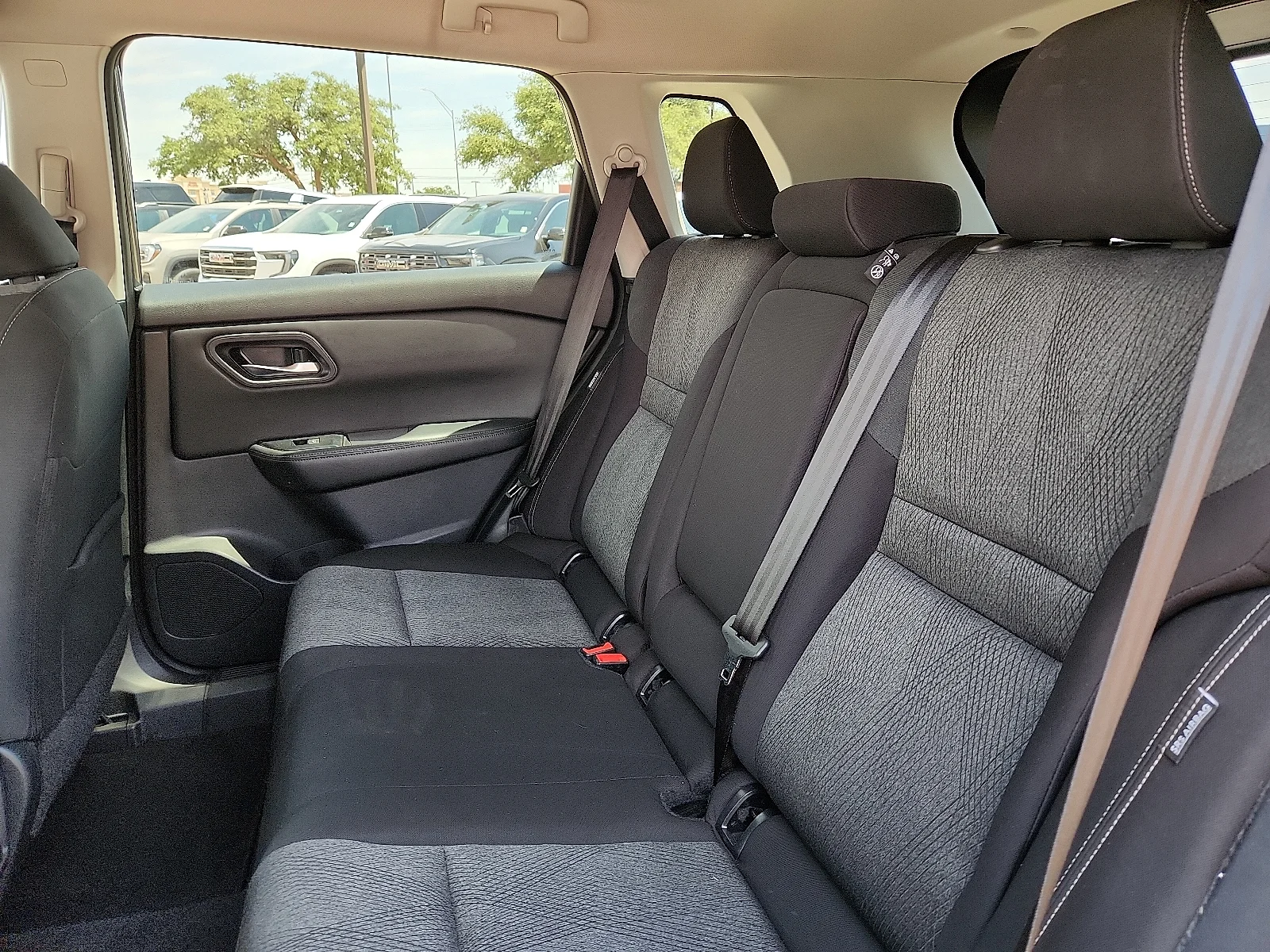2025 Nissan Rogue SV - Photo 11