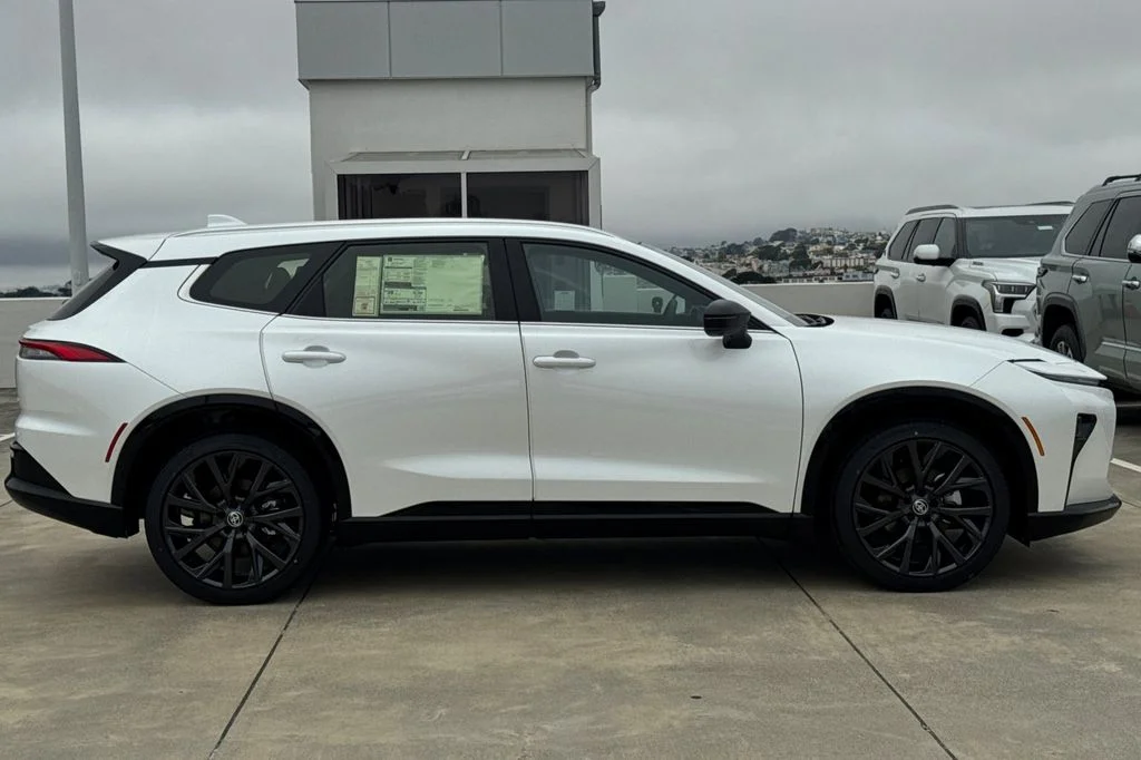 New 2026 Oxygen White <sup>1</sup> Toyota  Limited image 3