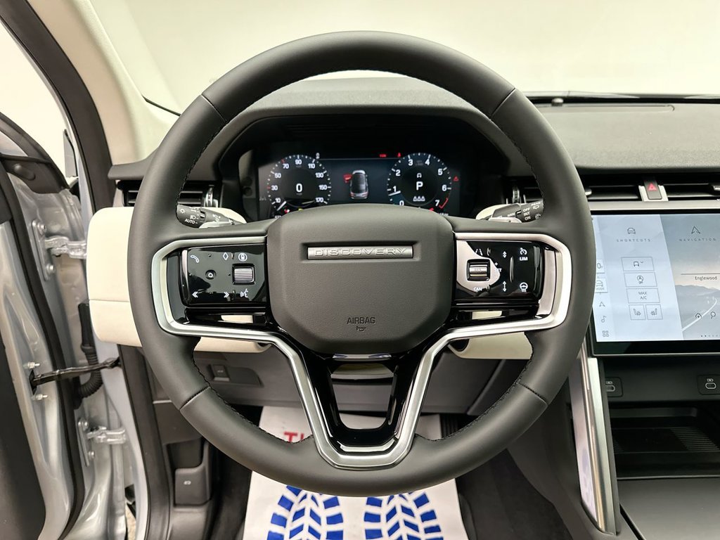 Used 2025 Hakuba Silver Metallic Land Rover S image 12