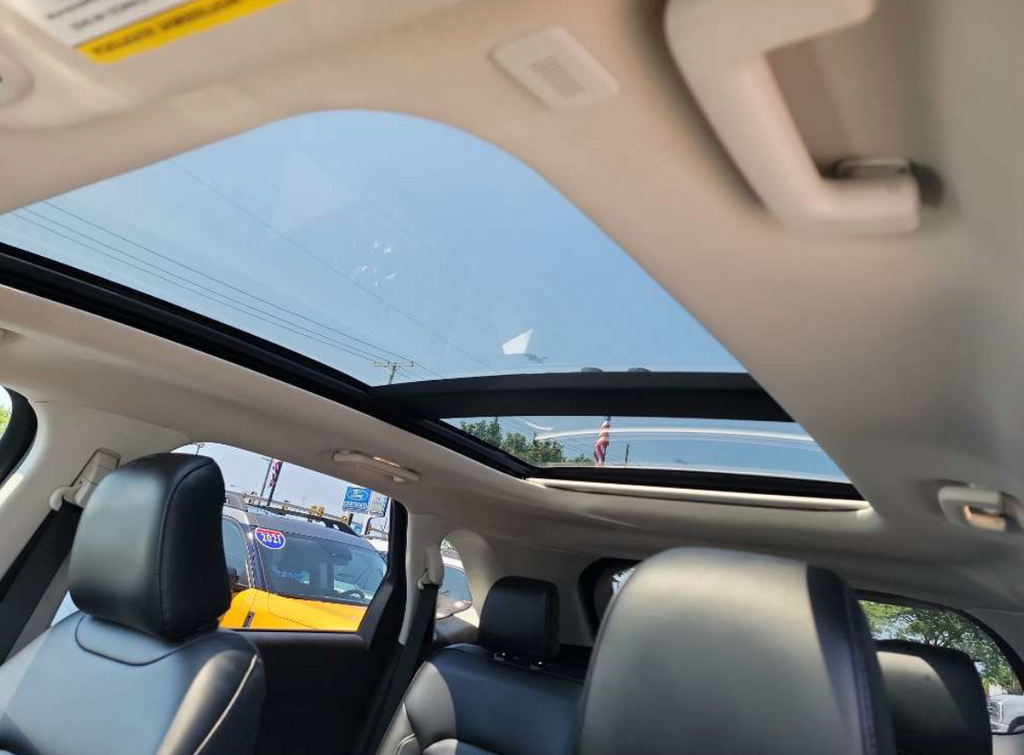 Used 2023 Black Metallic Ford SEL image 7