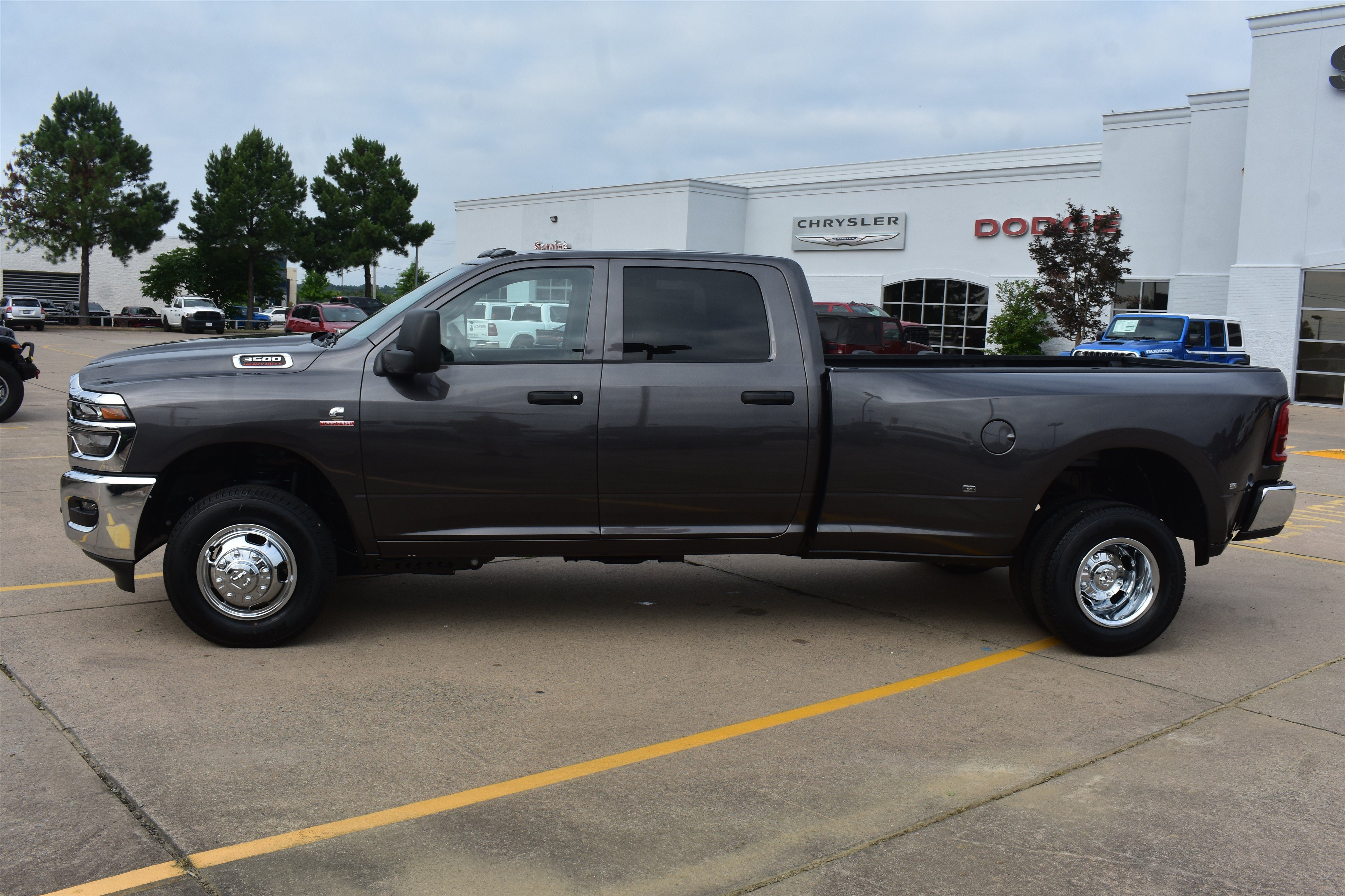 New 2026 Granite Crystal Metallic Clear-Coat Exterior Paint RAM Tradesman image 9