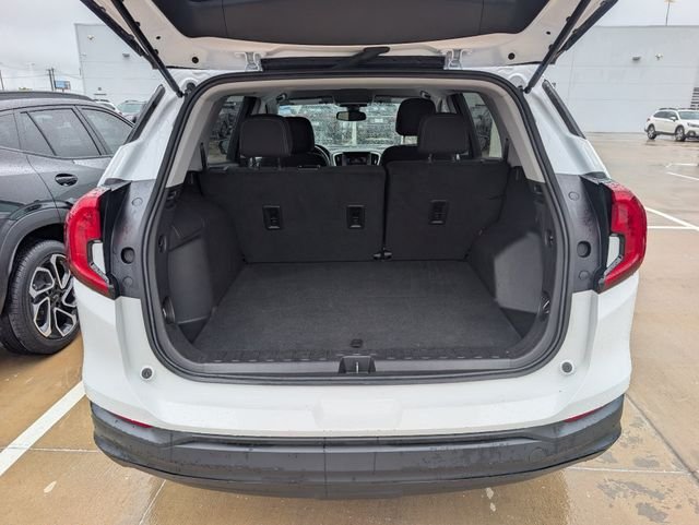Used 2024 White GMC SLE image 27