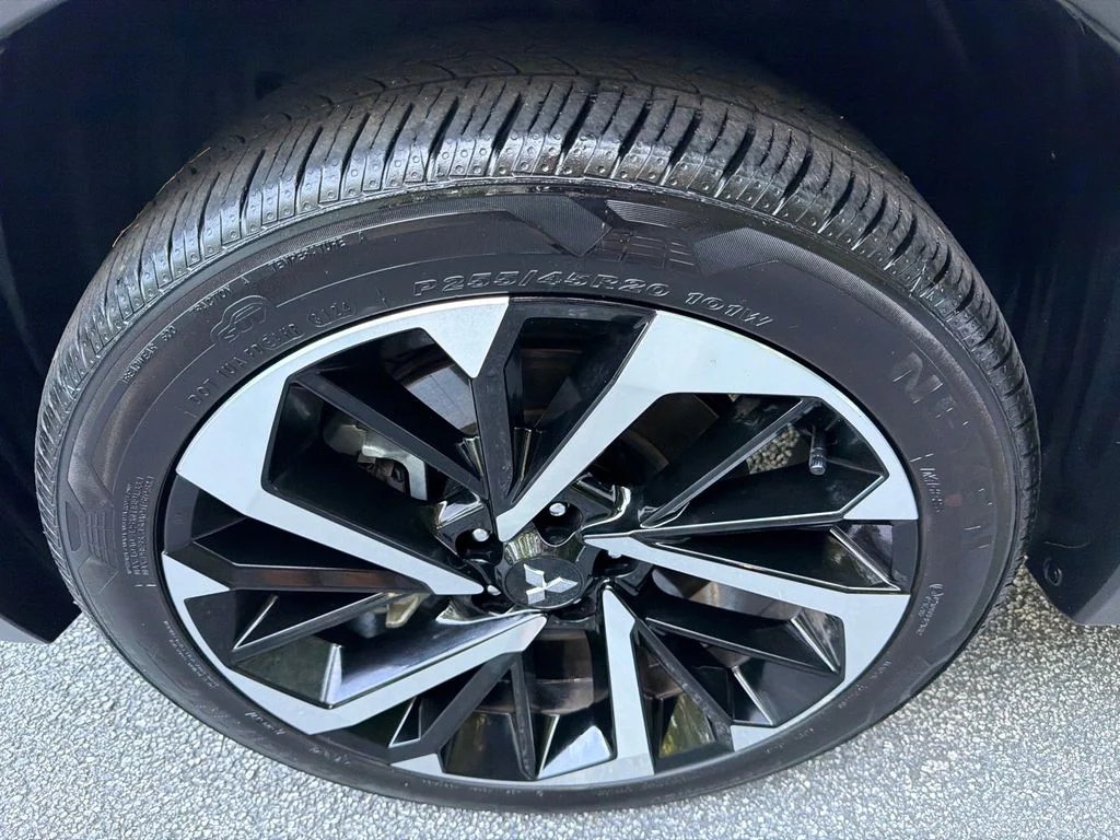 Used 2024  Mitsubishi SE image 11