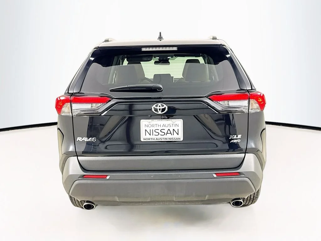 Used 2025  Toyota XLE image 6