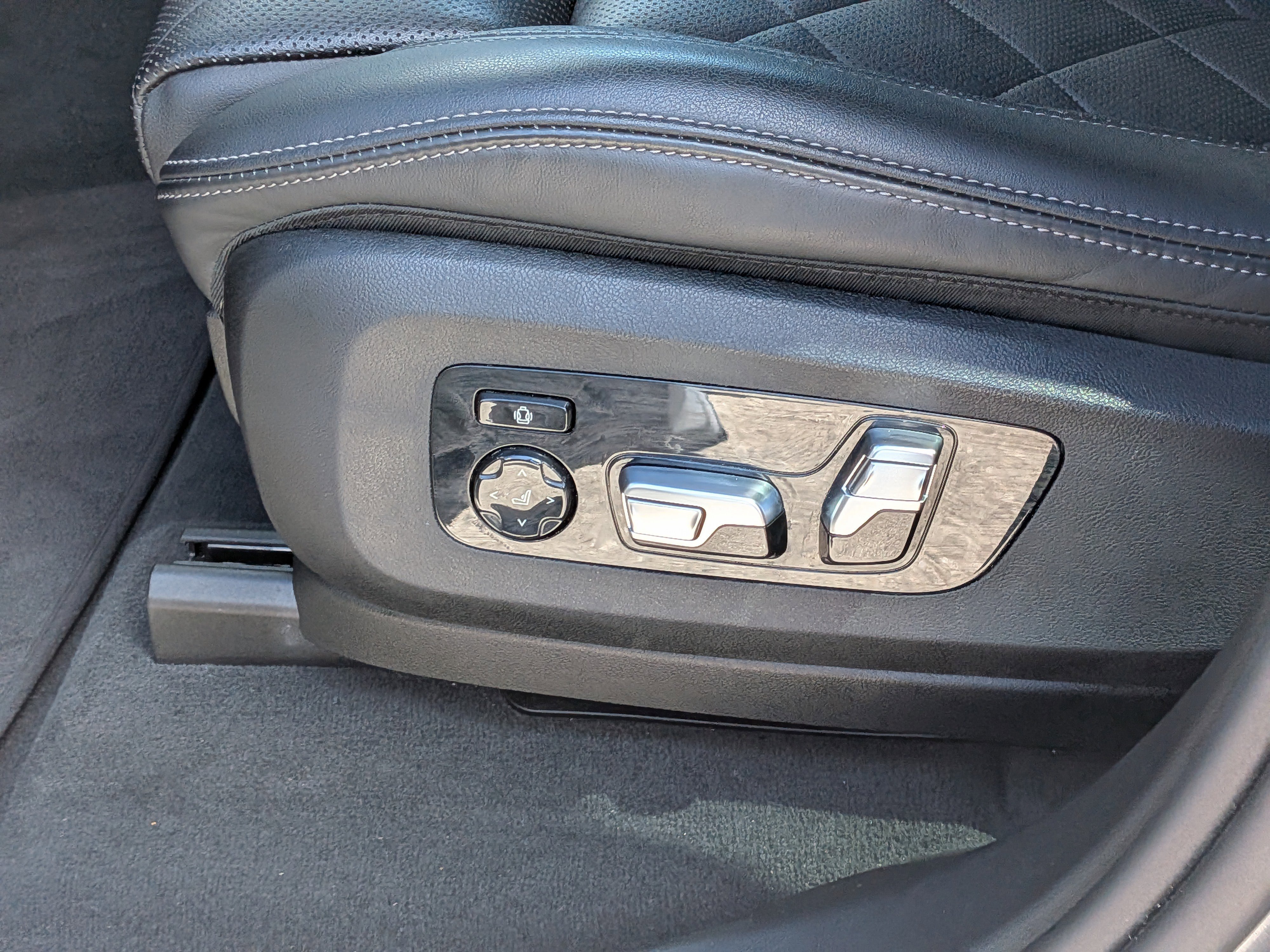 Used 2024 Skyscraper Gray Metallic BMW xDrive40i image 23