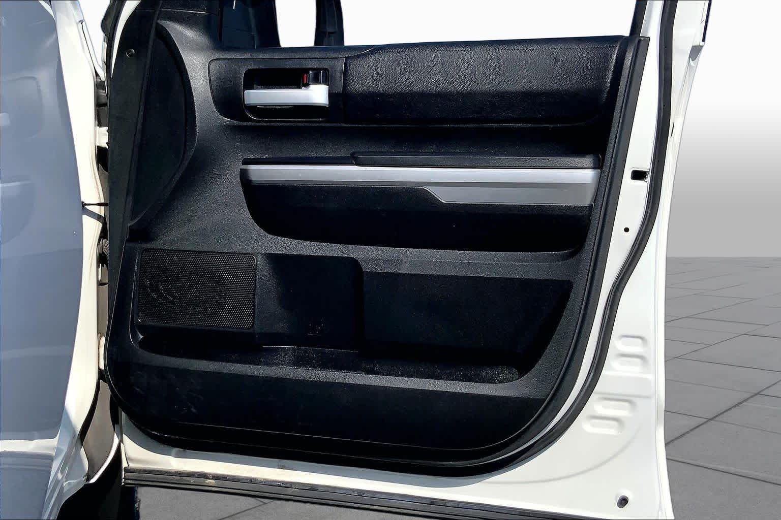 Used 2017 Super White Toyota SR5 image 21