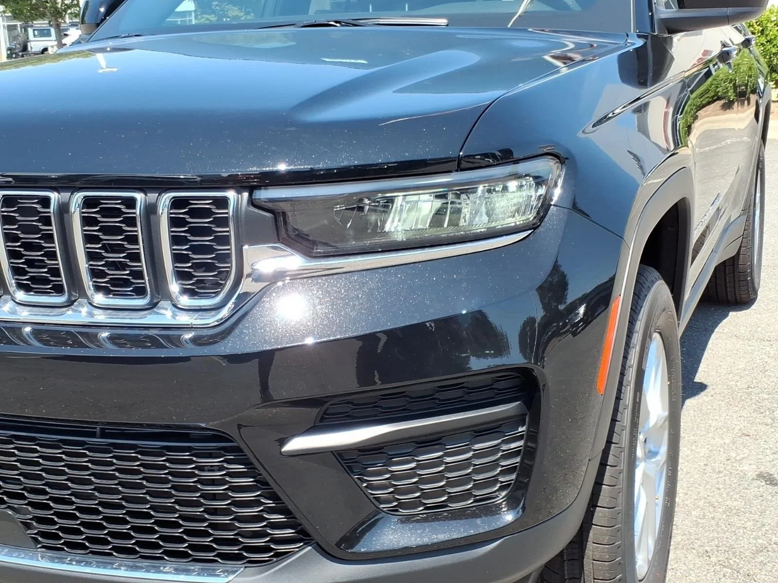 New 2026 Baltic Gray Metallic Clear-Coat Exterior Paint Jeep Laredo X image 14