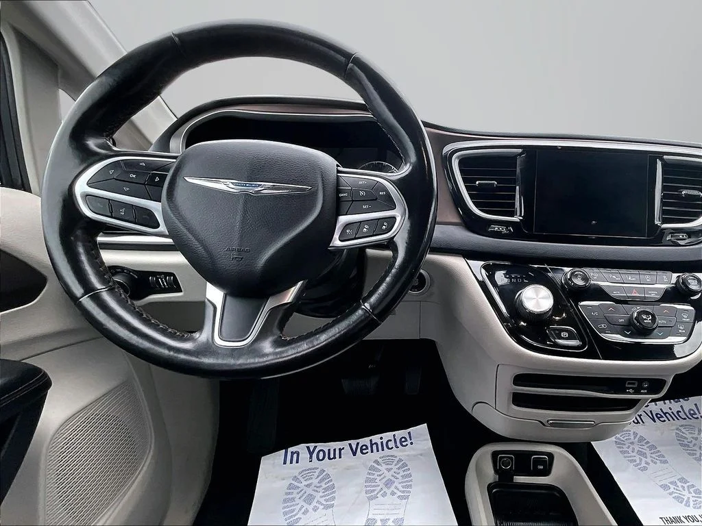 Used 2019 Gray Chrysler Touring L image 5