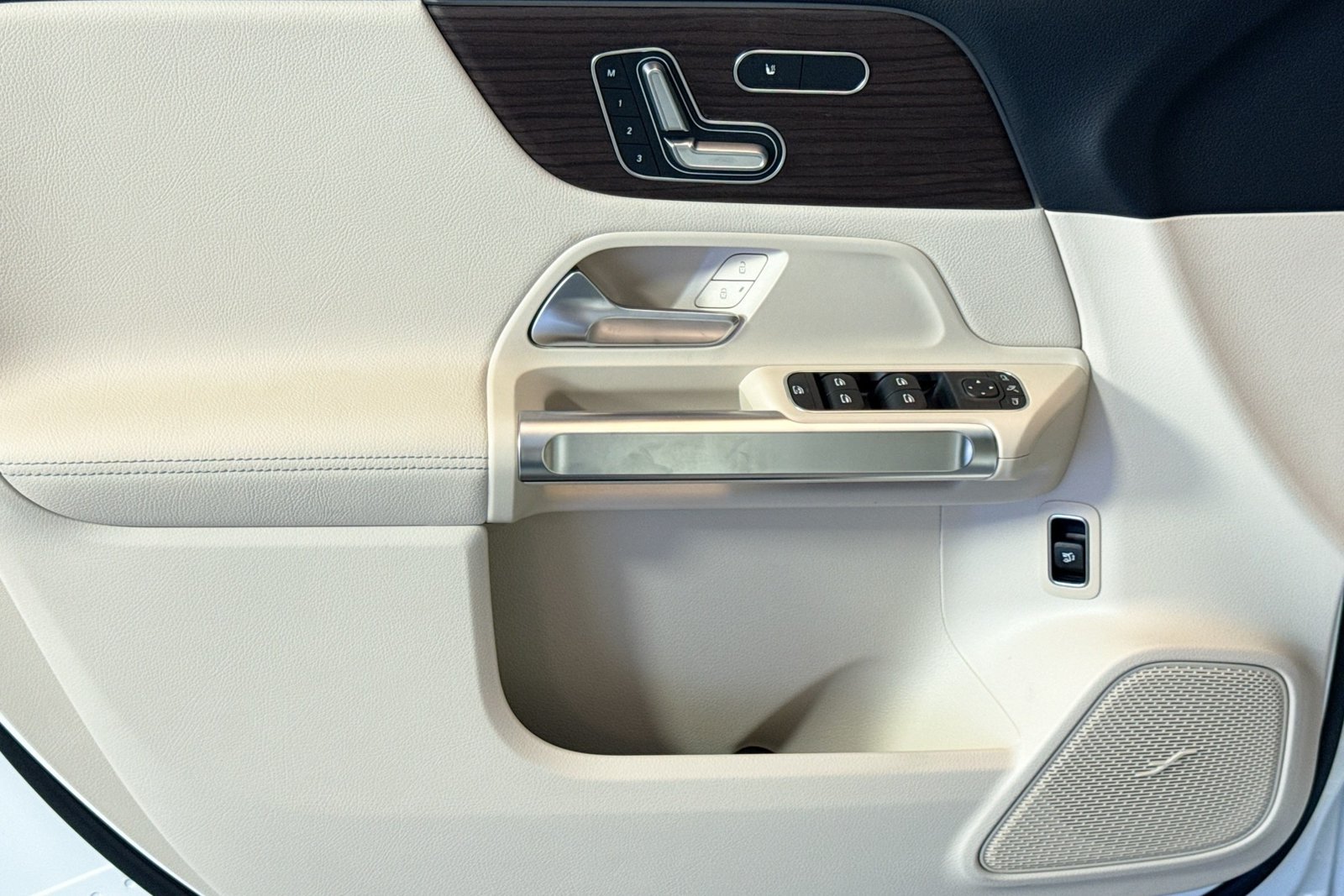 New 2026 Polar White Mercedes-Benz GLB 250 image 16