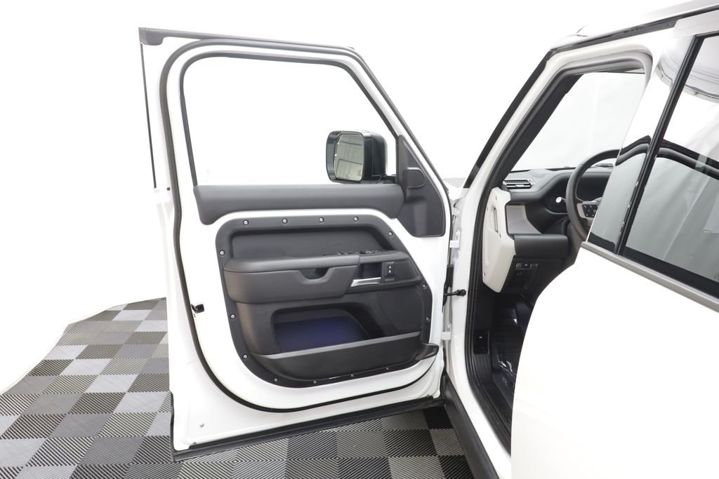 Used 2025 White Land Rover X-Dynamic SE image 5