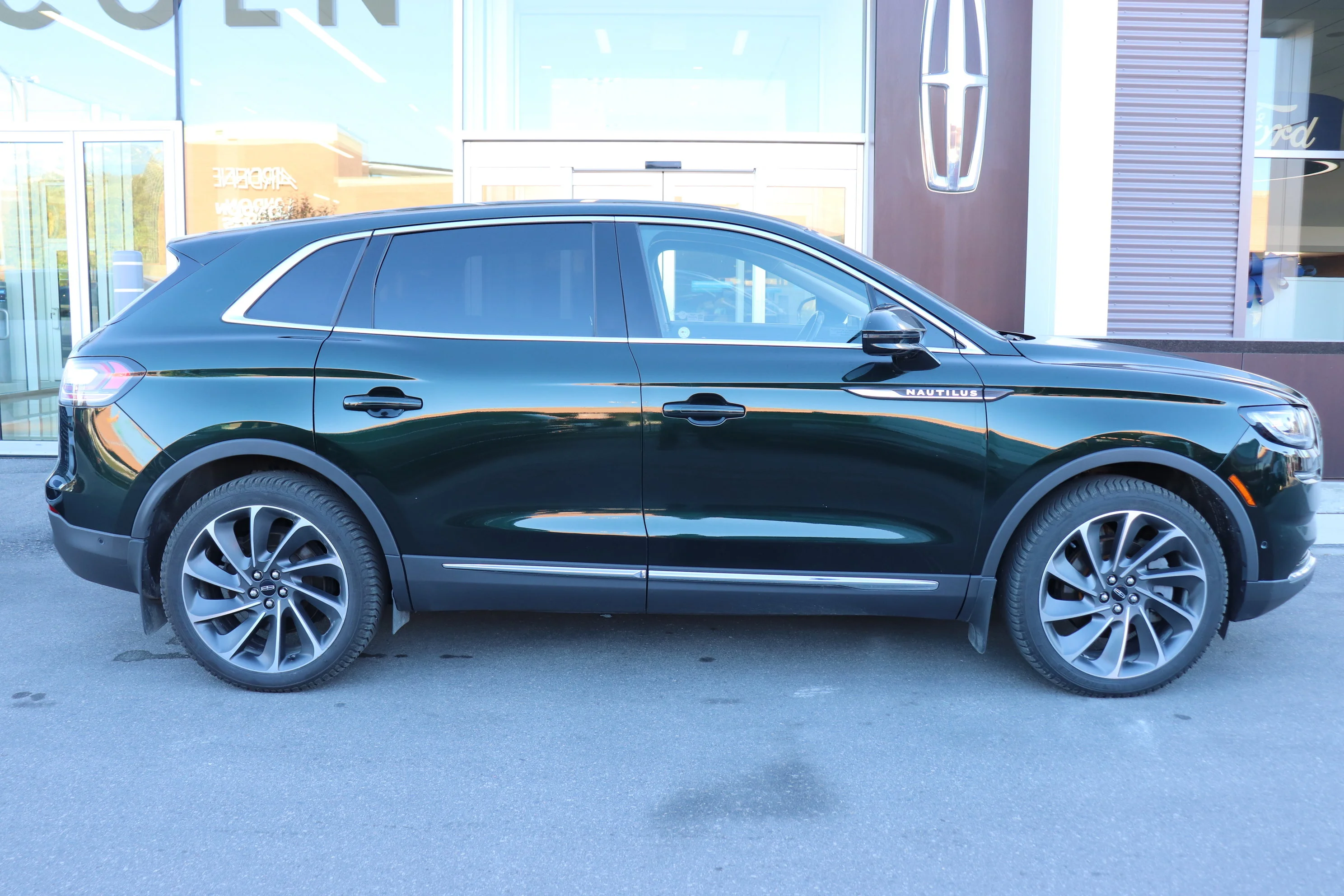 Used 2021 Green Lincoln Reserve image 3