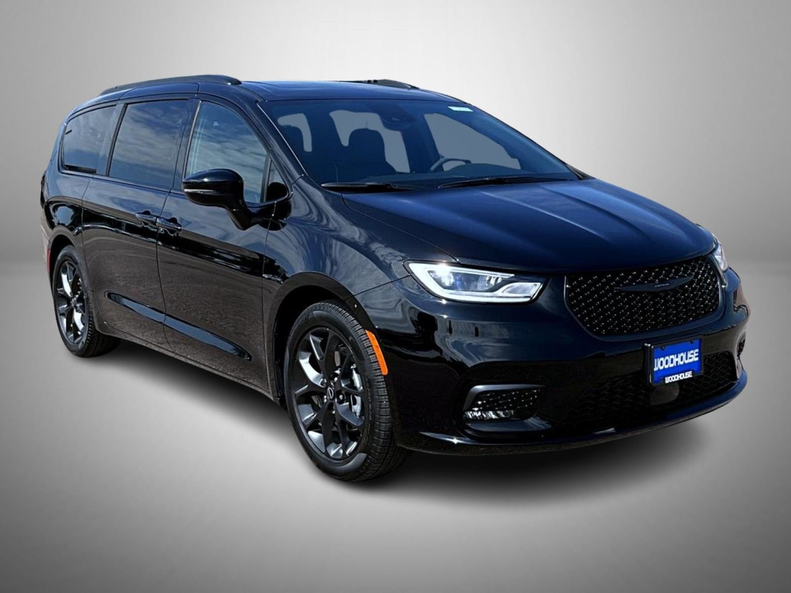 New 2026 Diamond Black Crystal Pearl-Coat Exterior Paint Chrysler Limited image 3