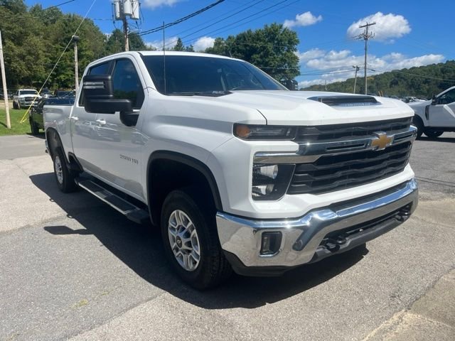 Used 2025 White Chevrolet LT image 3