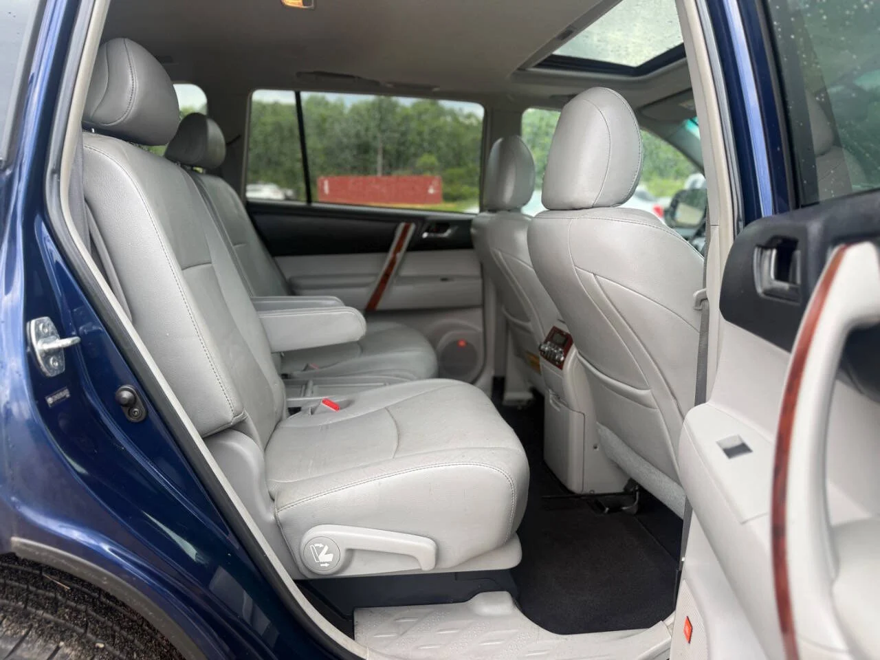 Used 2011 Blue Toyota Limited 4dr SUV image 15