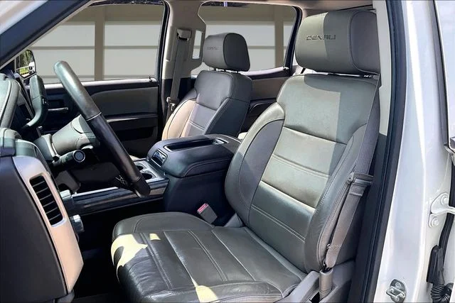Used 2015 White GMC Denali image 26