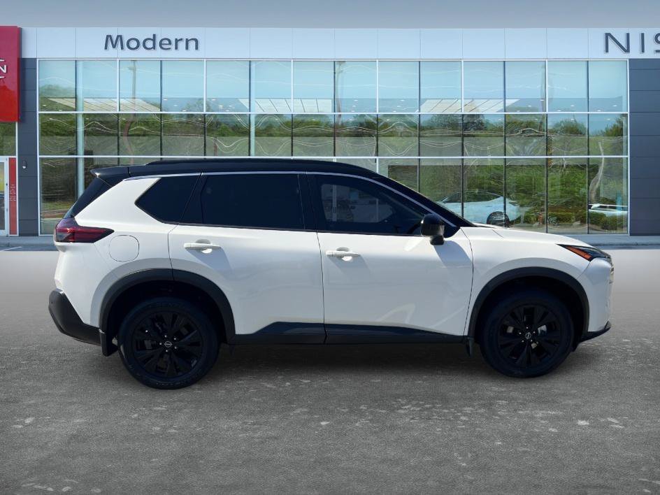 Certified Used 2023 Pearl White Tricoat/Super Black Nissan SV image 4