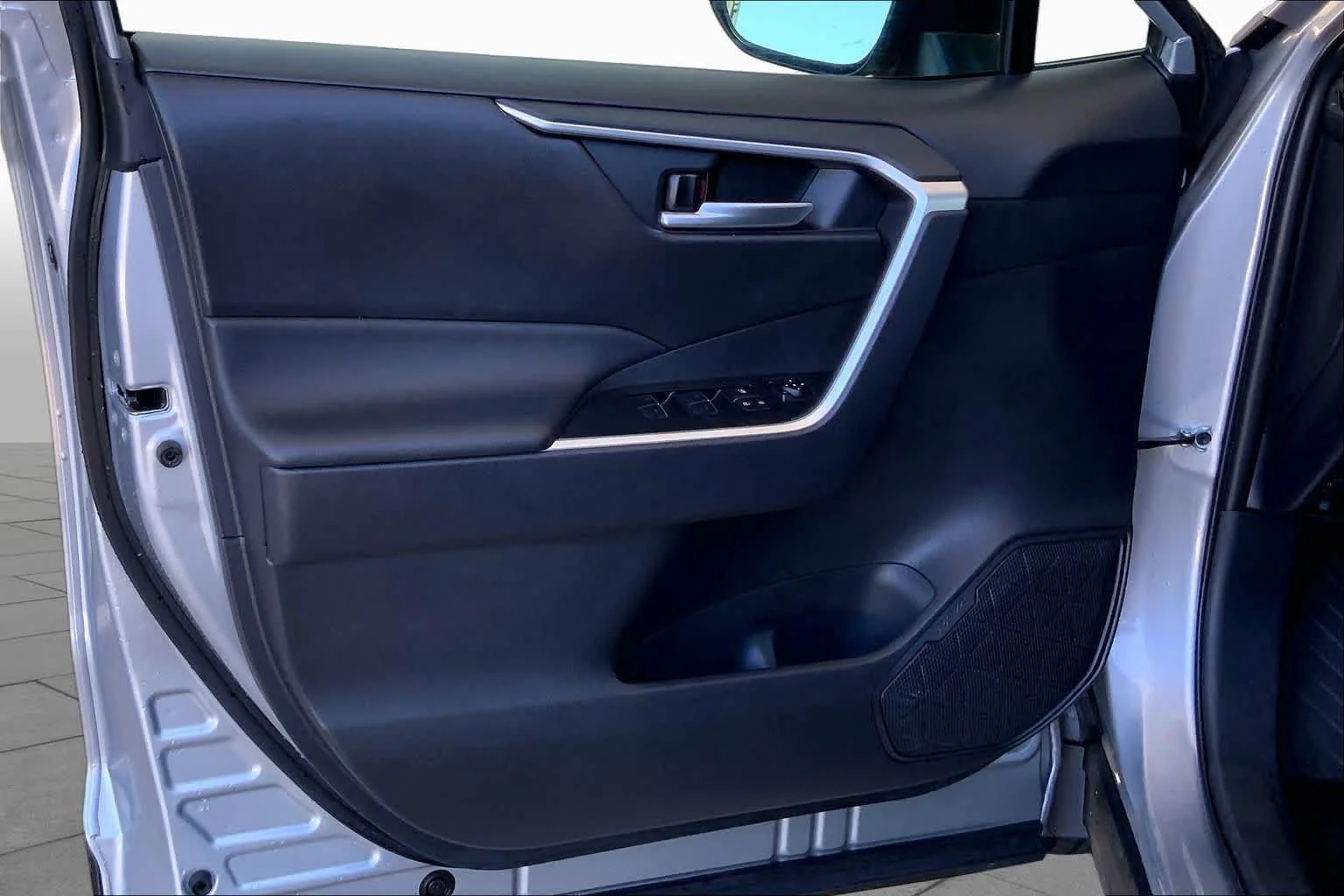 Used 2025 Silver Sky Metallic Toyota XLE image 21